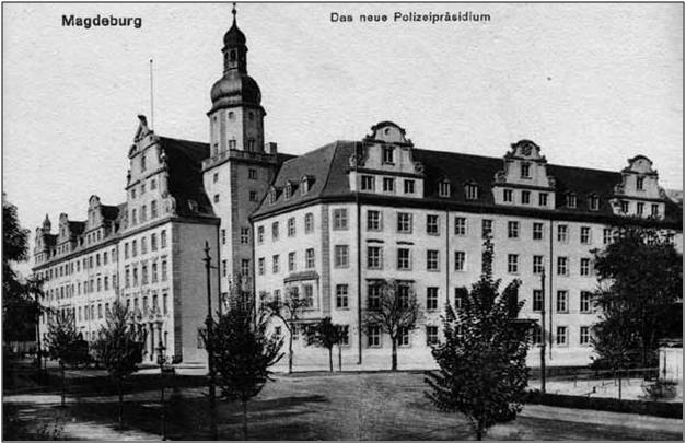 Hier sehen Sie ein schwarz-weiß Bild des Gebäudes aus dem Jahre 1914.Das neue Polizeipräsidium Magdeburg, Aufnahme um 1914