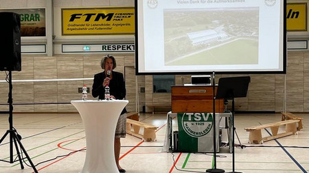Sportministerin Dr. Tamara Zieschang spricht bei der feierlichen Eröffnung der neuen Zweifeld-Sporthalle des TSV Hadmersleben