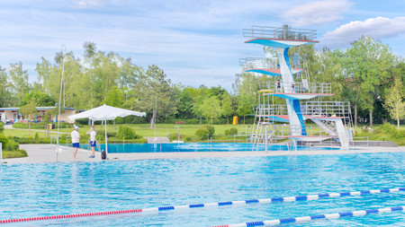 Ein Freibad im Sommer