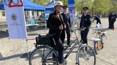 Innenministerin auf dem Rad