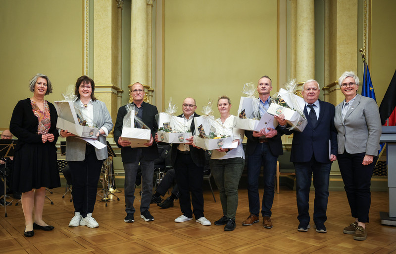 Sachsen-Anhalts Sportministerin Dr. Tamara Zieschang hat in Magdeburg elf verdiente Ehrenamtliche, sieben Sportlerinnen und Sportler und eine Mannschaft ausgezeichnet.