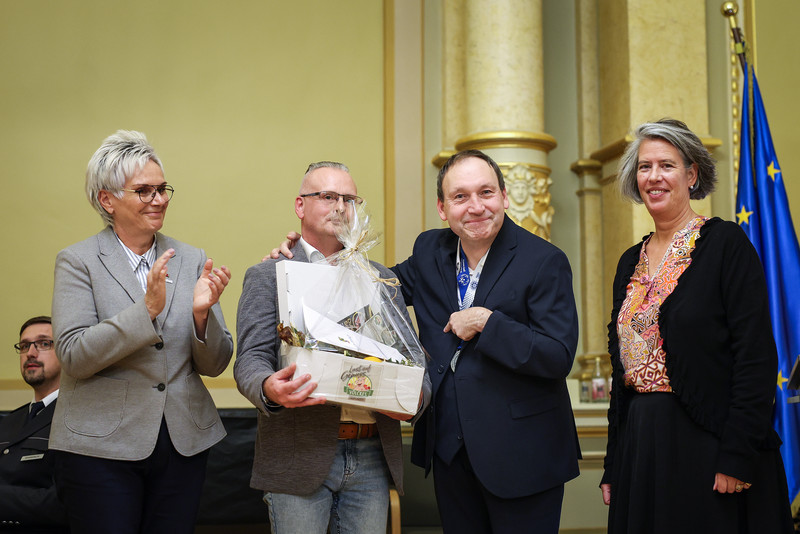 Sachsen-Anhalts Sportministerin Dr. Tamara Zieschang hat in Magdeburg elf verdiente Ehrenamtliche, sieben Sportlerinnen und Sportler und eine Mannschaft ausgezeichnet.