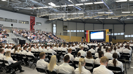 Die Absolventinnen und Absolventen der Fachhochschule Polizei bekommen am 31. August 2022 von Innenministerin Dr. Tamara Zieschang ihre Zeugnisse überreicht.